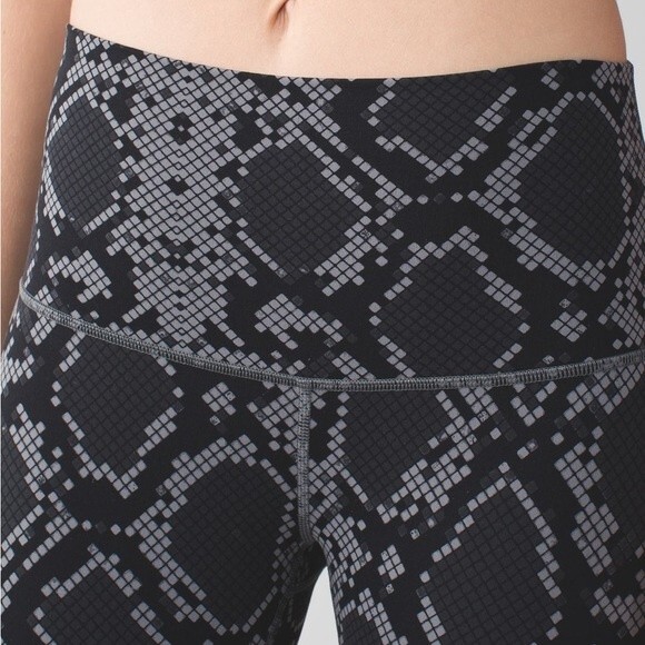 Lululemon Leggings Wunder Under High Rise Crop Ziggy Snake Slate Coal Size 6 - Picture 4 of 14